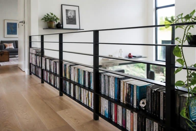 découvrez comment créer un garde-corps innovant et pratique qui intègre des espaces de rangement pour stocker vos livres tout en assurant la sécurité de vos escaliers ou balcons.