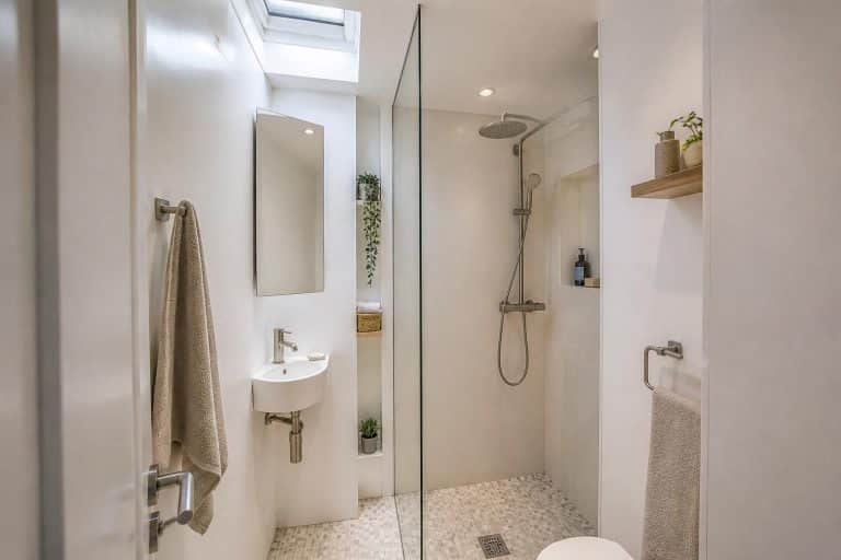découvrez comment aménager une salle de bain micro optimisée en seulement 2 m² avec des astuces pratiques et design pour un espace fonctionnel et élégant.