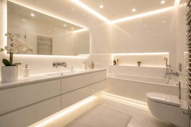 découvrez des solutions d’éclairage efficaces pour aménager une salle de bain sans fenêtre et créer un espace lumineux et agréable.
